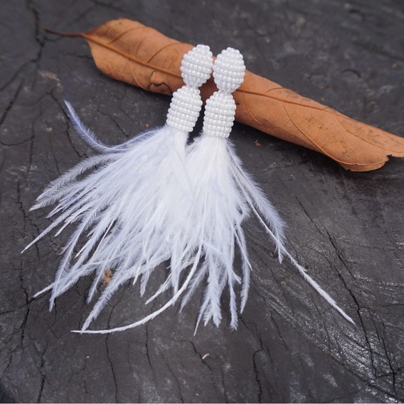 Statement earrings from Colombia made with the Miyuki technique and feathers. - Picture 1 of 3